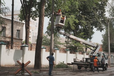 Електрики ремонтують дроти, які обірвалися внаслідок вчорашнього буревію у Харкові, 13 липня 2025 року