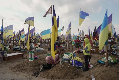 Родина бійця Дениса Кабанова на Алеї Слави на кладовищі у Харкові 19 листопада 2024 року Родина бійця Дениса Кабанова на Алеї Слави на кладовищі у Харкові 19 листопада 2024 року