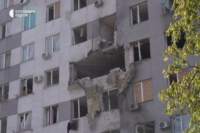 "Іншого житла немає": мешканці пошкодженої багатоповерхівки в Одесі забирають речі після атаки