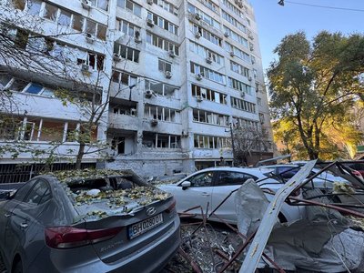 Нічна атака БпЛА на Одесу: пошкоджені багатоповерхівки, травмована одна людина Нічна атака БпЛА на Одесу: пошкоджені багатоповерхівки, травмована одна людина