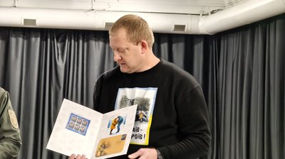 Володимир Очеретнюк розповідає про поштовий набір Володимир Очеретнюк розповідає про поштовий набір