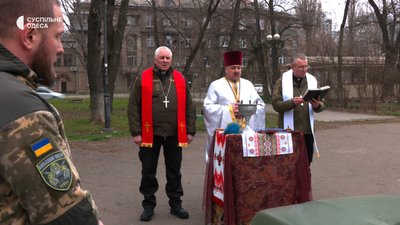 Одеські капелани освятили автомобілі для військових на Бахмутському напрямку Одеські капелани освятили автомобілі для військових на Бахмутському напрямку