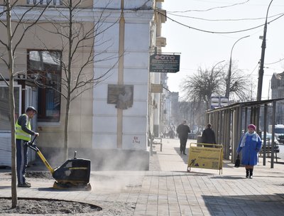 На Майдані Небесної Сотні у Вінниці почали усувати недоліки після ремонту На Майдані Небесної Сотні у Вінниці почали усувати недоліки після ремонту