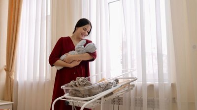 Жінка з новонародженою дитиною Жінка з новонародженою дитиною