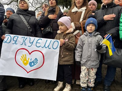 На Вінниччині зустріли захисника, який пробув у полоні понад три роки На Вінниччині зустріли захисника, який пробув у полоні понад три роки