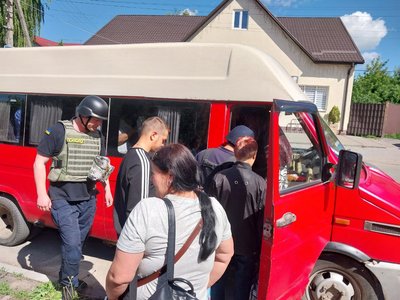 "Город пополов, жуків потравив – можна трохи відпочить". Як з Білопілля на Сумщині евакуюють місцевих жителів "Город пополов, жуків потравив – можна трохи відпочить". Як з Білопілля на Сумщині евакуюють місцевих жителів