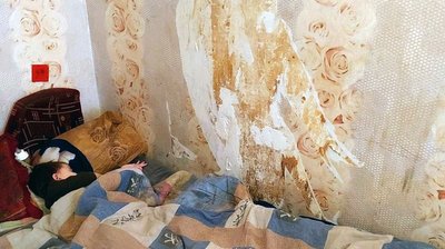 Дитина спить у приміщенні із неналежними умовами