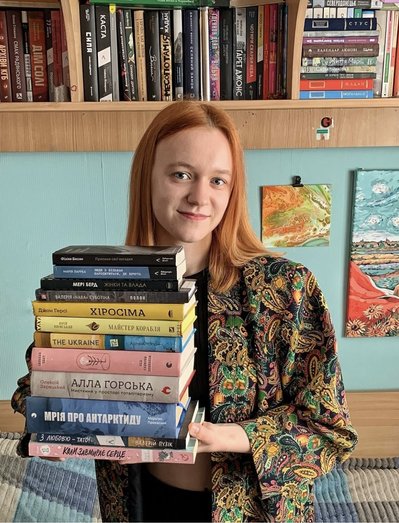Дівчина з Рівненщини стала співавторкою благодійної книги про жінок на війні Дівчина з Рівненщини стала співавторкою благодійної книги про жінок на війні