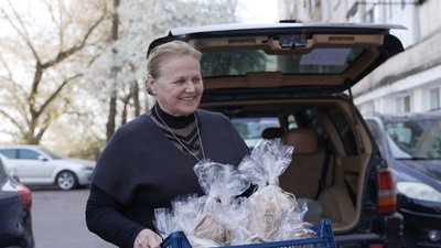 Вінницькі школярі передали волонтерам гроші, дрони та прапори для оборонців Вінницькі школярі передали волонтерам гроші, дрони та прапори для оборонців