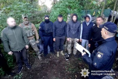 Наркобізнес у лісі: на Вінниччині знайшли понад тисячу кущів конопель Наркобізнес у лісі: на Вінниччині знайшли понад тисячу кущів конопель