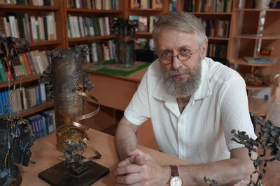«Кожна квітка — це людина»: херсонський скульптор створює композиції з відстріляних гільз
