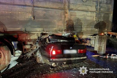 У Полтавській області легковий автомобіль заїхав під причіп вантажівки: водія госпіталізували