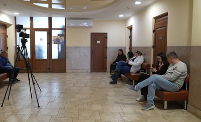 Тернопільський міськрайонний суд, коридор суду, журналісти Тернопільський міськрайонний суд, коридор суду, журналісти