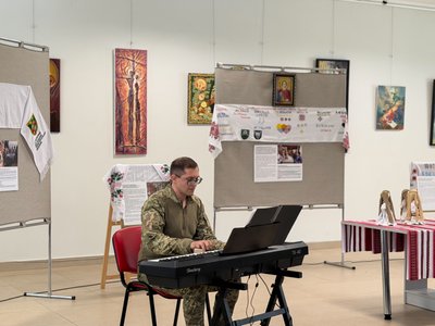 Чоловік грає на синтезаторі на виставці для Юрія Іваськевича, який виступав із піснями Чоловік грає на синтезаторі на виставці для Юрія Іваськевича, який виступав із піснями