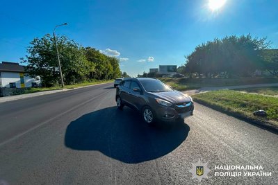 Зіткнулися із автомобілем: були трамовані двоє малолітніх дітей, які їхали на електросамокаті у Рівному Зіткнулися із автомобілем: були трамовані двоє малолітніх дітей, які їхали на електросамокаті у Рівному