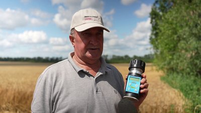 "Кулі пилюку підіймали під ногами": як жнивують на прифронтовій Сумщині "Кулі пилюку підіймали під ногами": як жнивують на прифронтовій Сумщині
