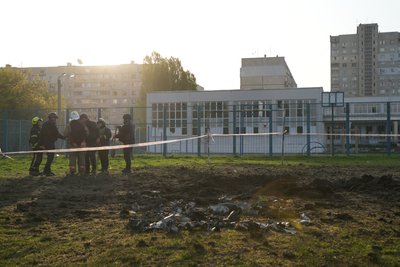 Уламки російського снаряда біля школи в Немишлянському районі, Харків, 24 квітня 2025 року Уламки російського снаряда біля школи в Немишлянському районі, Харків, 24 квітня 2025 року