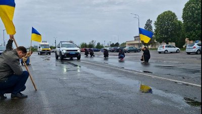 У Чорнобаї провели в останню путь загиблого захисника Євгена Шаповала У Чорнобаї провели в останню путь загиблого захисника Євгена Шаповала
