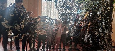 У громаді на Житомирщині дошкільнята разом з дорослими сплели маскувальну сітку для ЗСУ У громаді на Житомирщині дошкільнята разом з дорослими сплели маскувальну сітку для ЗСУ