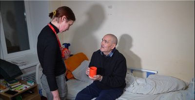 Передали новорічні листівки від дітей. У Дніпрі волонтери привітали переселенців, яких вивезли з-під обстрілів Передали новорічні листівки від дітей. У Дніпрі волонтери привітали переселенців, яких вивезли з-під обстрілів