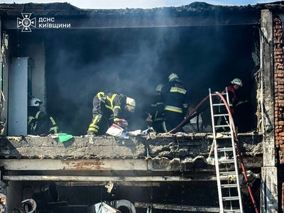 Горіло підприємство харчової промисловості, є загиблі і травмовані: росіяни атакували Київщину Горіло підприємство харчової промисловості, є загиблі і травмовані: росіяни атакували Київщину