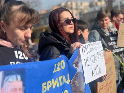 Мирна акція у Вінниці: рідні полонених та зниклих безвісти закликали не забувати про захисників Мирна акція у Вінниці: рідні полонених та зниклих безвісти закликали не забувати про захисників