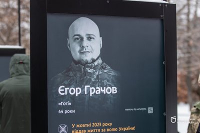 У Дніпрі на Алеї Героїв зʼявились ще 45 стел з історіями загиблих військових У Дніпрі на Алеї Героїв зʼявились ще 45 стел з історіями загиблих військових