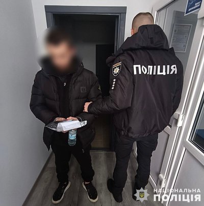 Спалили два позашляховики у Вінниці: підозрюваних у підпалі затримали в Дніпрі Спалили два позашляховики у Вінниці: підозрюваних у підпалі затримали в Дніпрі