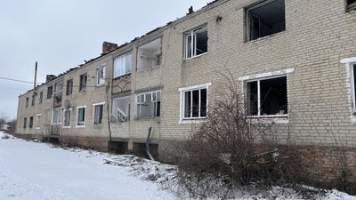 Білий Колодязь, пошкоджений внаслідок обстрілів будинок