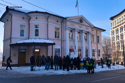 Біля посольства Ірану в Києві відбувся мітинг на підтримку протестів в Ірані Біля посольства Ірану в Києві відбувся мітинг на підтримку протестів в Ірані