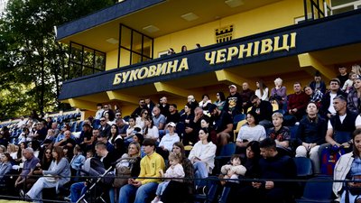 Люди на відкритті дитячої футбольної академії у Чернівцях Люди на відкритті дитячої футбольної академії у Чернівцях