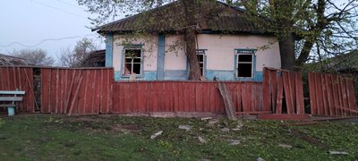 Два КАБи влучили у приватні будинки, де були люди: армія РФ атакувала село Манухівка на Сумщині Два КАБи влучили у приватні будинки, де були люди: армія РФ атакувала село Манухівка на Сумщині