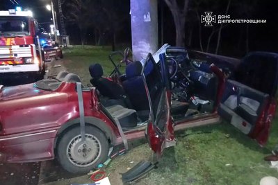 У Кривому Розі легковик вʼїхав у стовп: водія деблокували з пошкодженої автівки У Кривому Розі легковик вʼїхав у стовп: водія деблокували з пошкодженої автівки