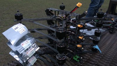 Як волонтери з Рівненщини збирають дрони-камікадзе з деталей, надрукованих на 3D-принтері для військових вдома Як волонтери з Рівненщини збирають дрони-камікадзе з деталей, надрукованих на 3D-принтері для військових вдома