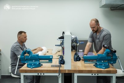 На Дніпропетровщині відкрили сучасну протезну майстерню: за рік виготовлятимуть майже 100 протезів На Дніпропетровщині відкрили сучасну протезну майстерню: за рік виготовлятимуть майже 100 протезів