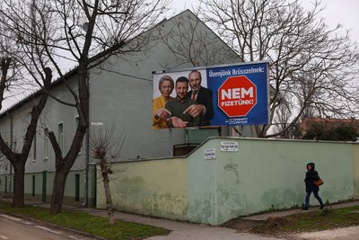 На передвиборчому плакаті владної партії "Фідес" зображені президентка Європейської комісії Урсула фон дер Ляєн, президент України Володимир Зеленський та президент Європейської народної партії (ЄНП) Манфред Вебер. Будапешт, Угорщина, 11 лютого 2026 року На передвиборчому плакаті владної партії "Фідес" зображені президентка Європейської комісії Урсула фон дер Ляєн, президент України Володимир Зеленський та президент Європейської народної партії (ЄНП) Манфред Вебер. Будапешт, Угорщина, 11 лютого 2026 року