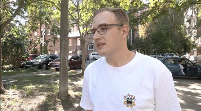 Харків'янин біля бювету з водою Харків'янин біля бювету з водою