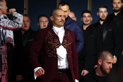 Б'ються не тільки кулаками: чому боксери поливають один одного брудом та як це допомагає перемогти Б'ються не тільки кулаками: чому боксери поливають один одного брудом та як це допомагає перемогти