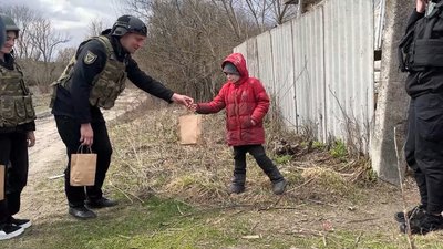 "Діти на звуки вибухів не звертають уваги": як живуть сім'ї на прикордонні Чернігівщини та чому не виїжджають "Діти на звуки вибухів не звертають уваги": як живуть сім'ї на прикордонні Чернігівщини та чому не виїжджають
