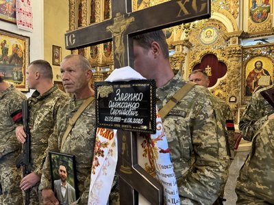 У Полтаві попрощались із чотирма воїнами, які полягли обороняючи Україну У Полтаві попрощались із чотирма воїнами, які полягли обороняючи Україну