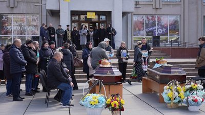 На Вінниччині попрощалися з подружжям, яке загинуло під час ракетного обстрілу столиці На Вінниччині попрощалися з подружжям, яке загинуло під час ракетного обстрілу столиці