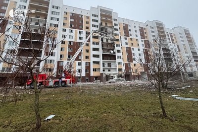 Військові РФ поцілили у багатоповерхівку у Вишневому на Київщині: п'ятьох людей врятували Військові РФ поцілили у багатоповерхівку у Вишневому на Київщині: п'ятьох людей врятували