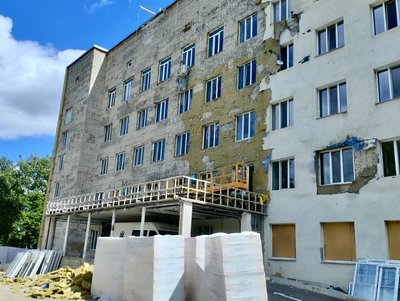 У Тростянці на Сумщині відновлюють пошкоджену армією РФ лікарню