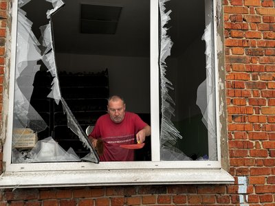 “Вибух. Повз мене вікно полетіло”. Через атаки КАБами у Сумах поранені семеро людей. Що розповідають очевидці “Вибух. Повз мене вікно полетіло”. Через атаки КАБами у Сумах поранені семеро людей. Що розповідають очевидці