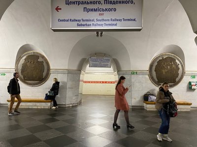 На стінах станції метро "Вокзальна" в Києві закривають комуністичну символіку На стінах станції метро "Вокзальна" в Києві закривають комуністичну символіку