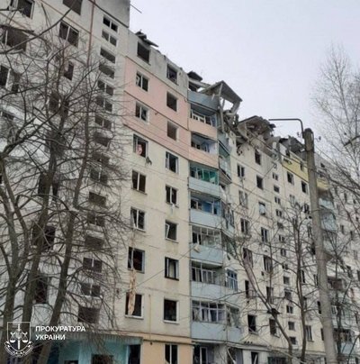 На Куп'янщині російська авіабомба знесла декілька поверхів дев'ятиповерхівки На Куп'янщині російська авіабомба знесла декілька поверхів дев'ятиповерхівки