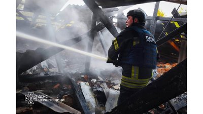 Росіяни поцілили дроном по колишній адмінбудівлі в Сновську на Чернігівщині