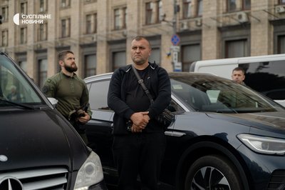 На Хрещатику зупинили рух, щоб вшанувати пам'ять загиблих військових На Хрещатику зупинили рух, щоб вшанувати пам'ять загиблих військових