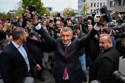 Лідер партії ANO Андрей Бабіш (в центрі) реагує на попередні результати парламентських виборів, успішні для його партії, у Празі, Чехія, 4 жовтня 2025 року