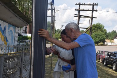 Чекали на доньку: на Черкащині відкрили меморіальну дошку на честь загиблого військового Чекали на доньку: на Черкащині відкрили меморіальну дошку на честь загиблого військового
